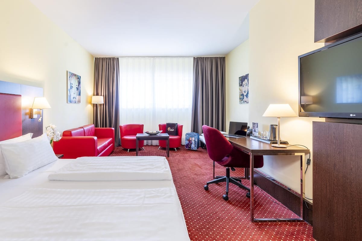 1 bedroom, hypo-allergenic bedding, minibar, in-room safe