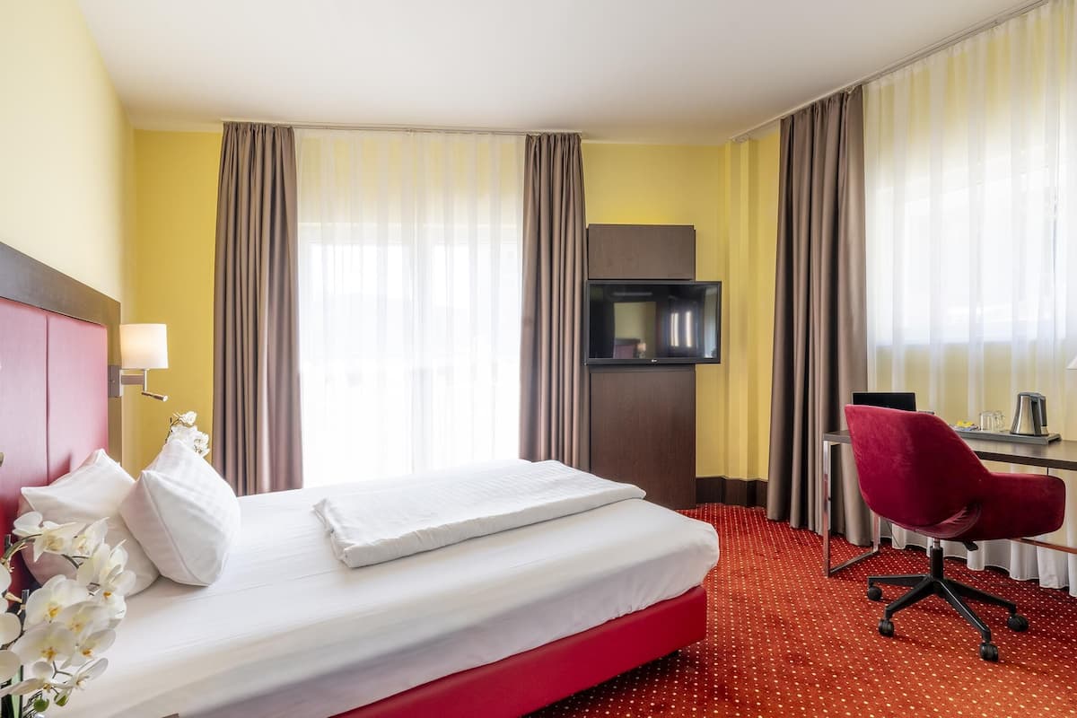 1 bedroom, hypo-allergenic bedding, minibar, in-room safe