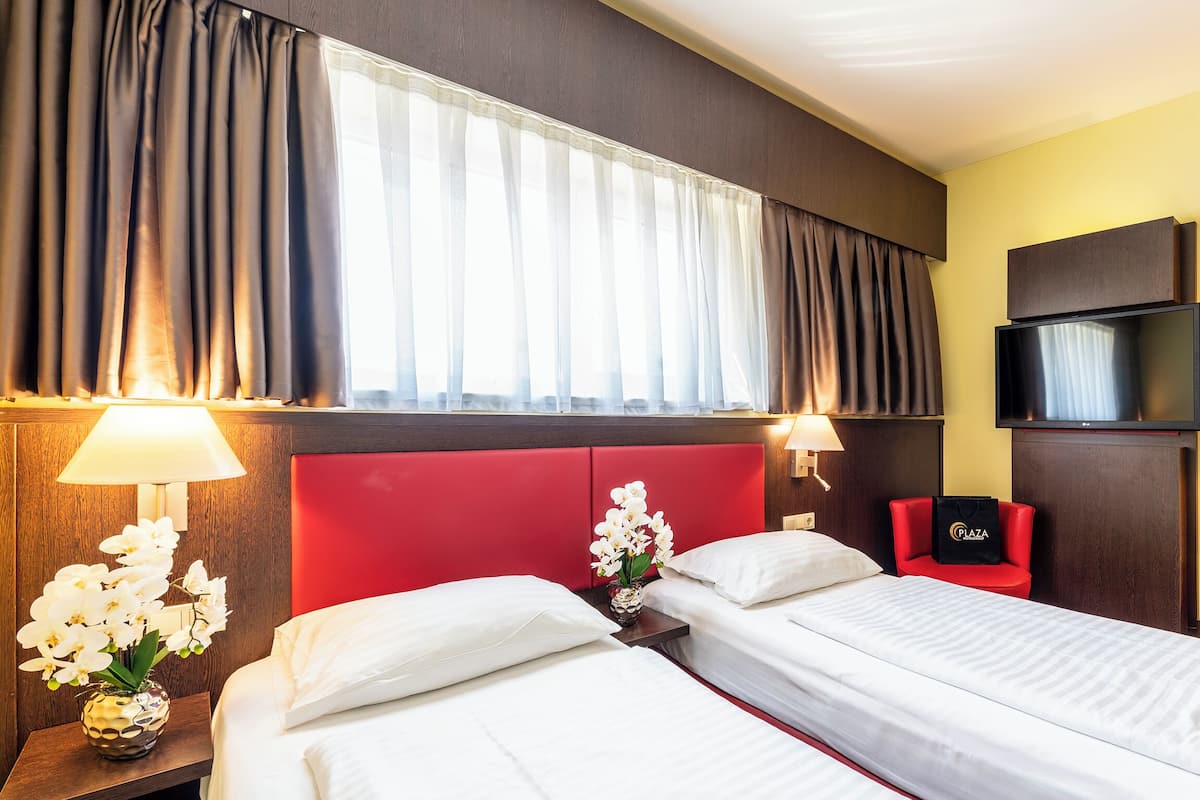 Standaard tweepersoonskamer | Een minibar, individueel gedecoreerd, een bureau, een laptopwerkplek