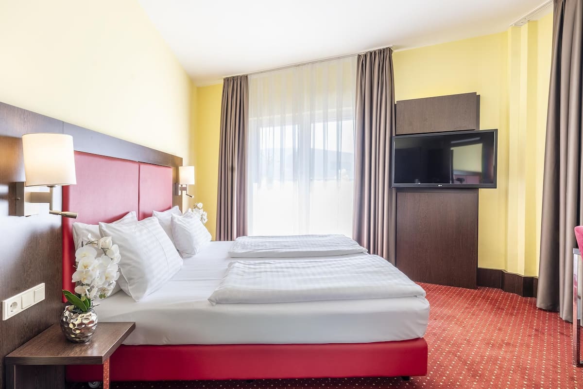 1 bedroom, hypo-allergenic bedding, minibar, in-room safe