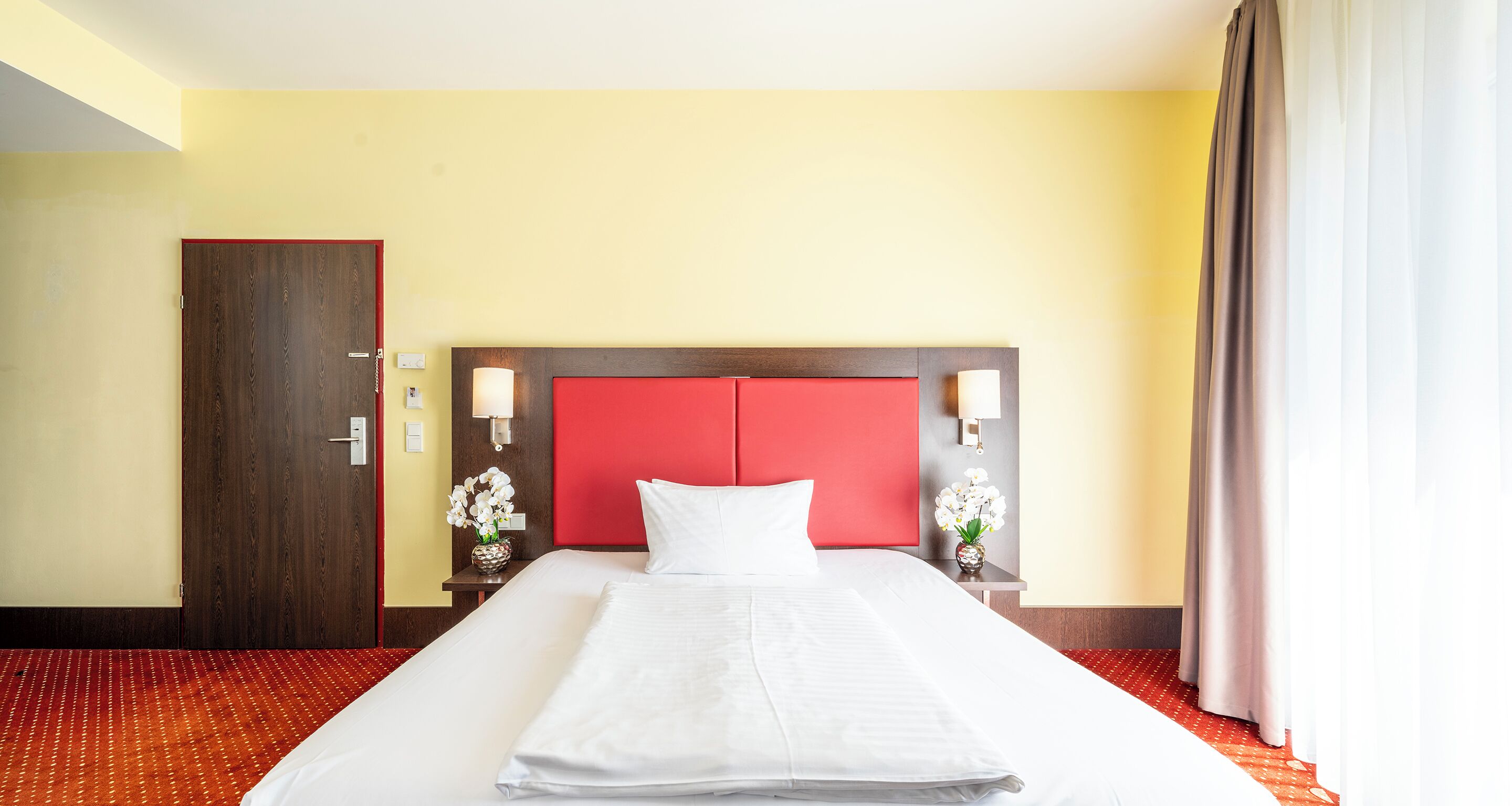 Een minibar, individueel gedecoreerd, een bureau, een laptopwerkplek