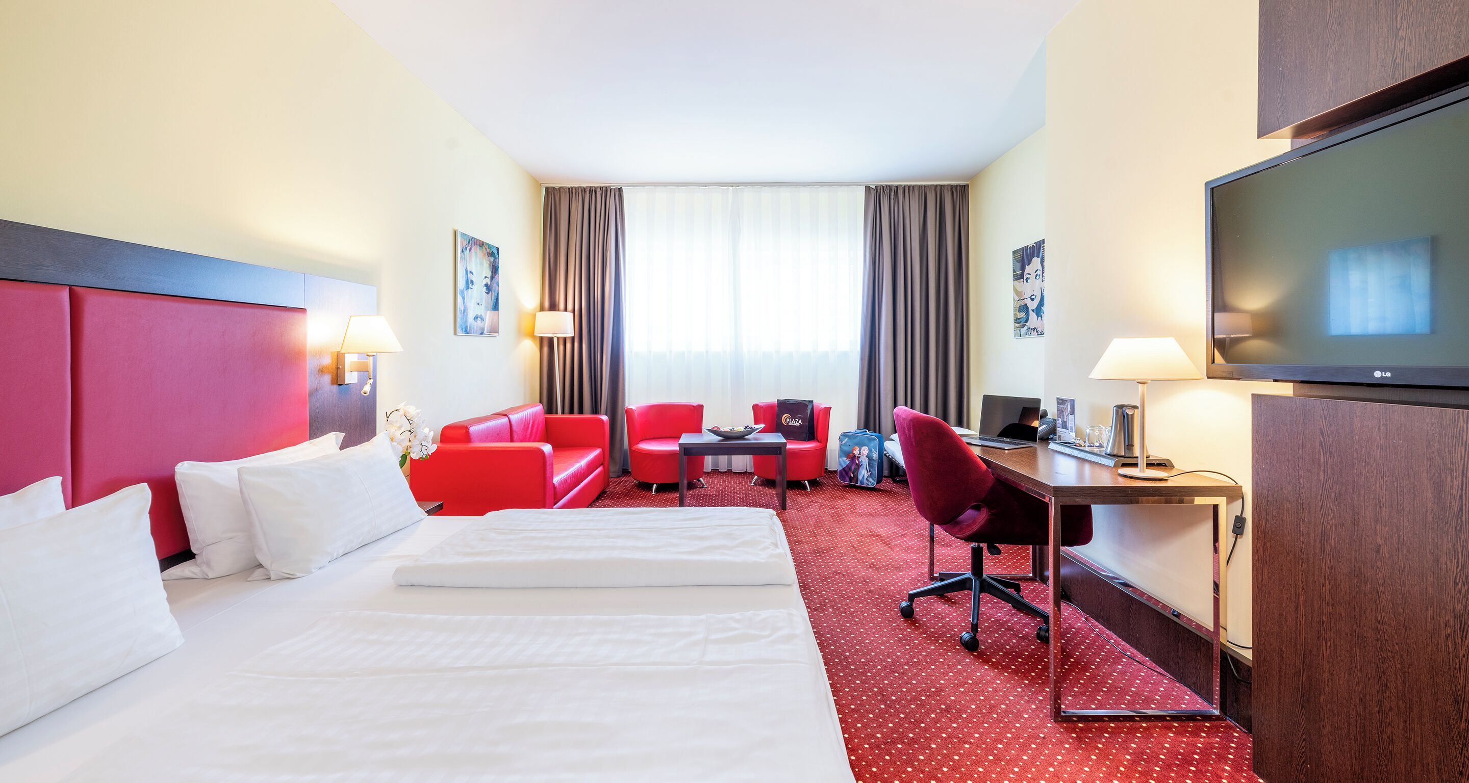 Een minibar, individueel gedecoreerd, een bureau, een laptopwerkplek