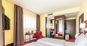 Minibar, individually decorated, desk, laptop workspace - PLAZA Premium Salzburg (Salzburg)