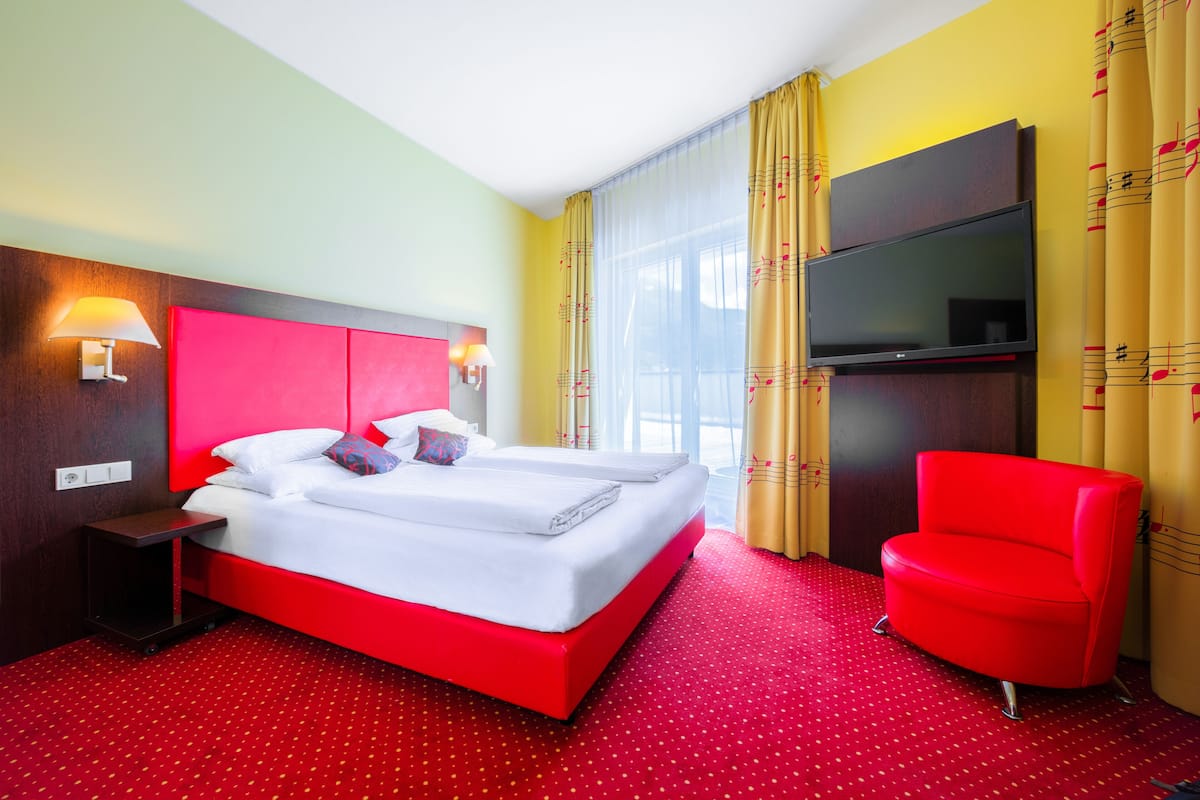 1 bedroom, hypo-allergenic bedding, minibar, in-room safe