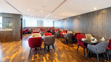 Tägliches Frühstücksbuffet (19.00 EUR pro Person)