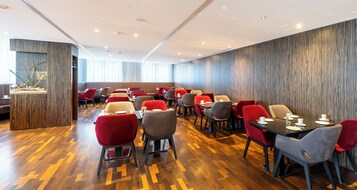 Petit déjeuner buffet (19.00 EUR par personne)