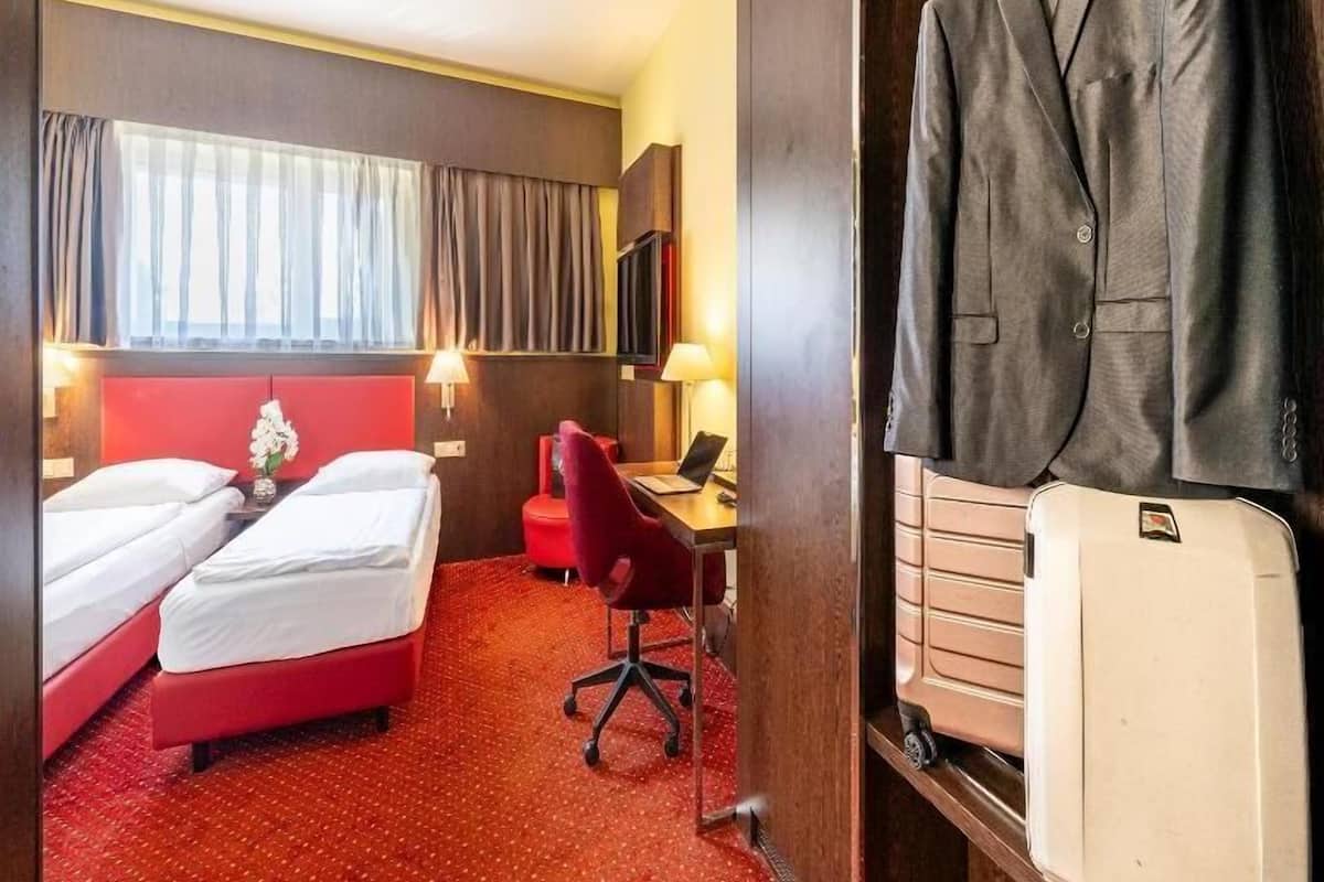 Minibar, bureau, espace de travail pour ordinateur portable