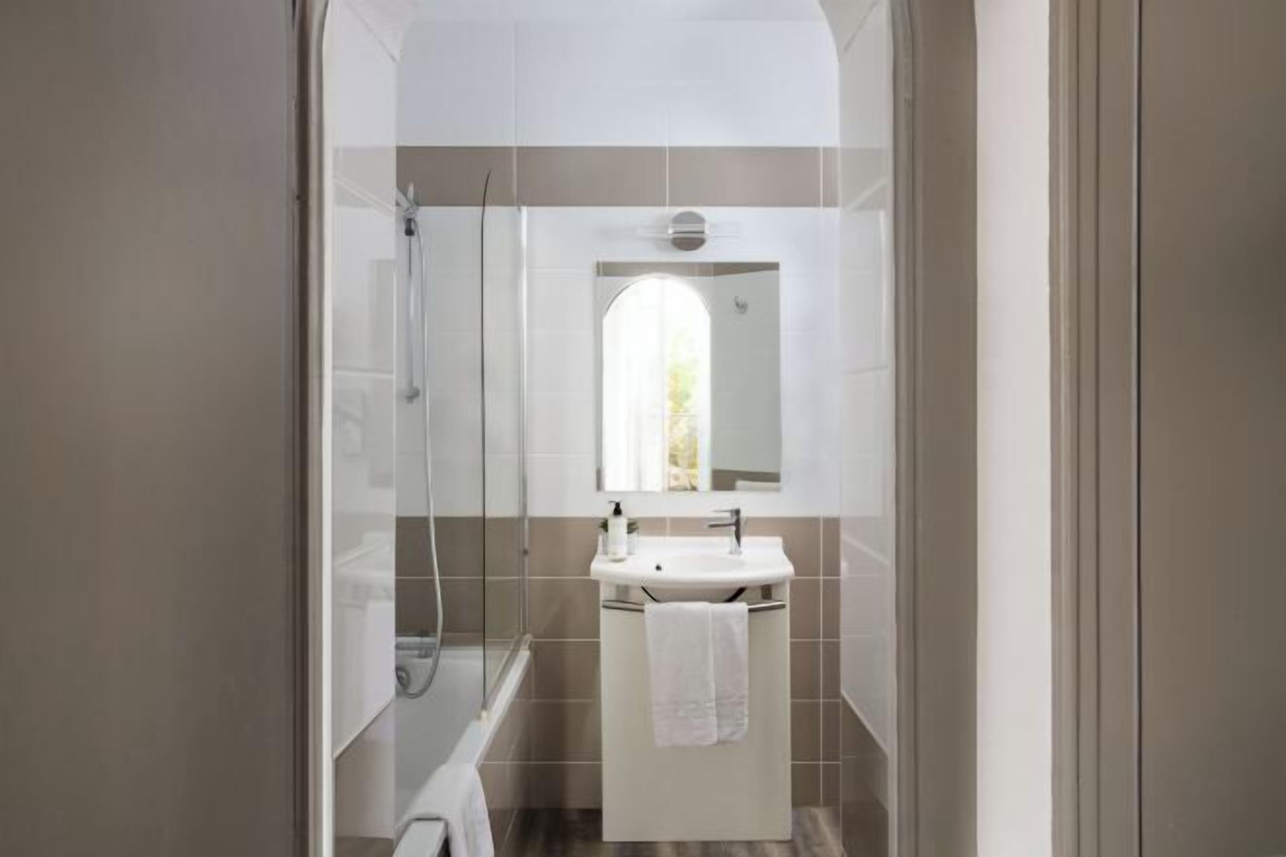 Bathroom | Shower, free toiletries, towels