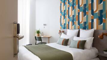 Quarto casal clássico | Escrivaninha, espaço de trabalho para notebook, cortinas blackout