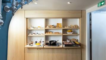 Petit déjeuner buffet (13 EUR par personne)