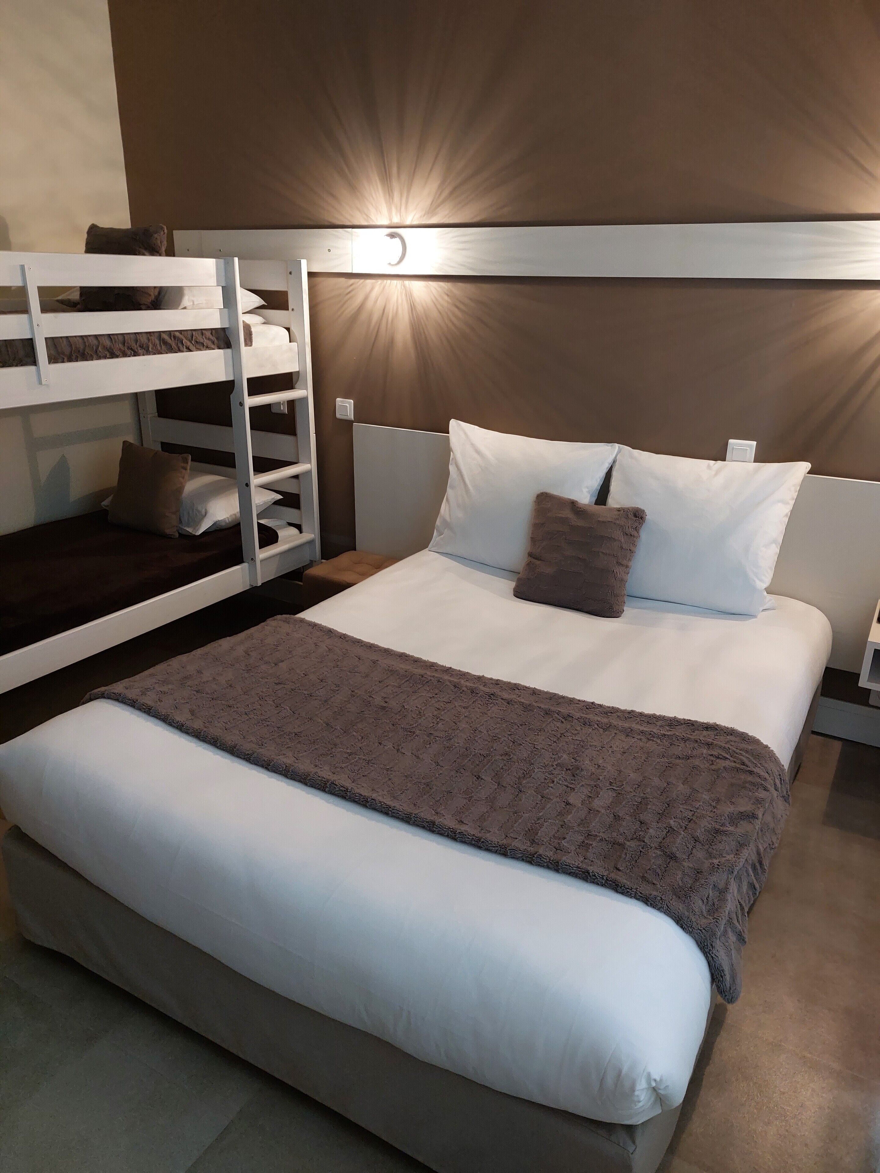 Down duvets, free WiFi, bed sheets