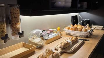 Dagelijks ontbijtbuffet (EUR 7.35 per persoon)