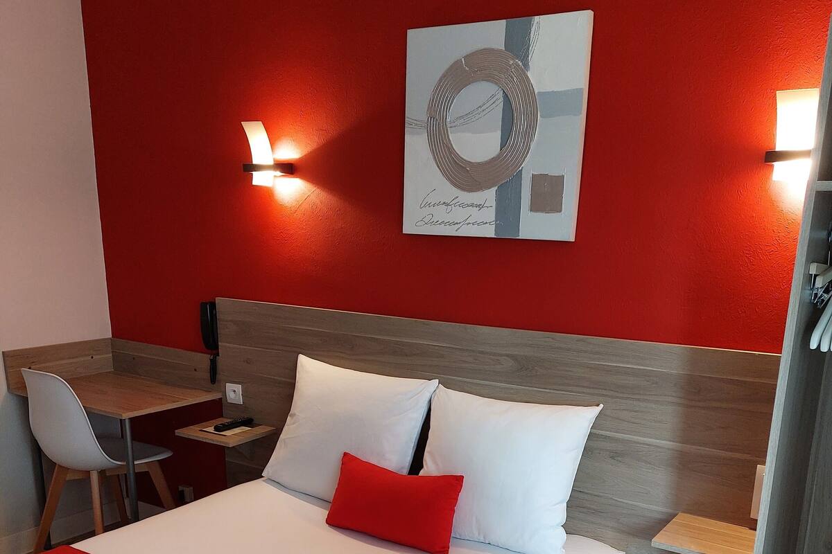 Down comforters, WiFi (free), bed sheets