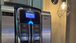 A modern coffee machine with a digital display, multiple beverage options, and a sleek design. - Cit'Hôtel l'Europe (Cholet)