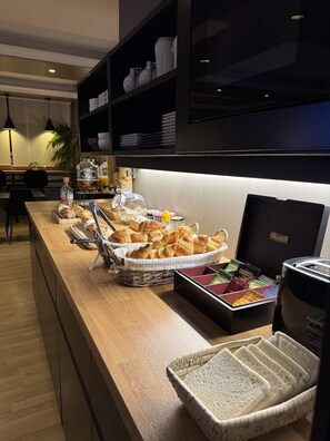 Daily buffet breakfast for a fee - Cit'Hôtel l'Europe (Cholet)