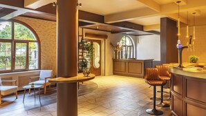 Une cuisine moderne avec un coin bar, des chaises en bois et une grande fenêtre.