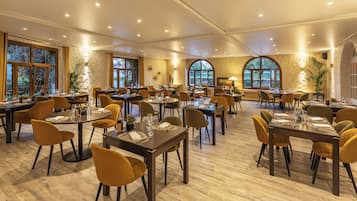 Lunch and dinner served