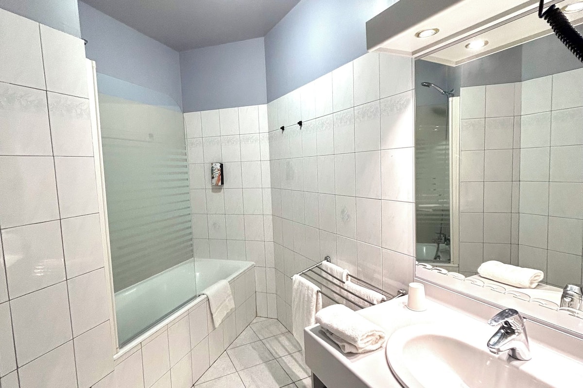 combined shower/bathtub, hydromassage showerhead, hair dryer, towels