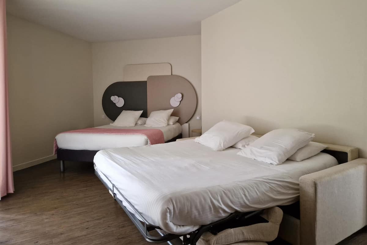 Escritorio, tabla de planchar con plancha, wifi gratis y ropa de cama