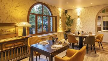 供應午餐和晚餐