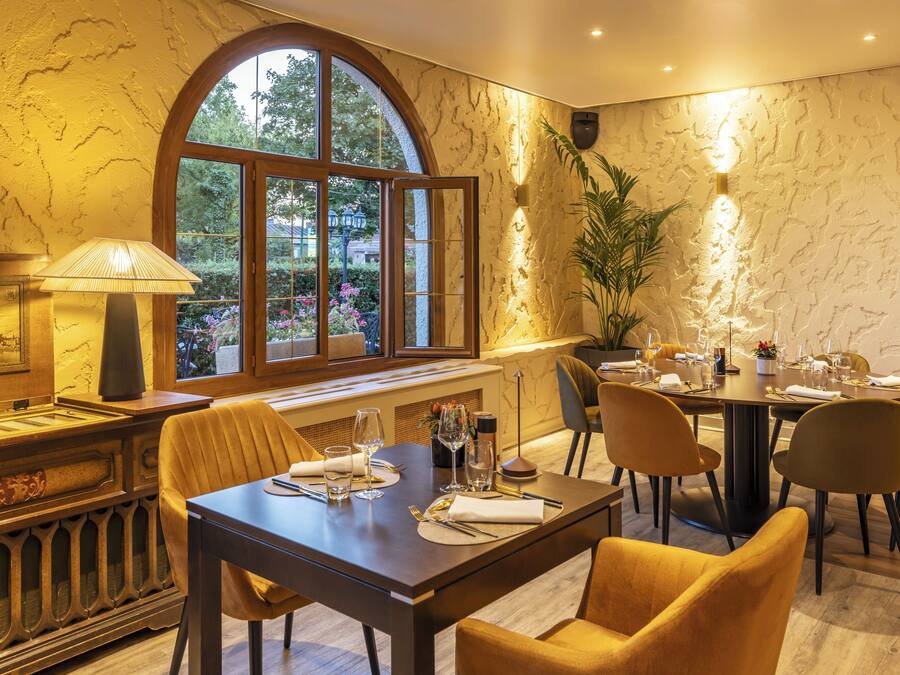 Lunch and dinner served