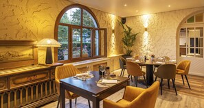 Lunch and dinner served - Sure Hotel by Best Western Saint-Quentin Ouest Le pot d'étain (Holnon)