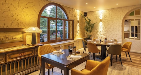 Lunch and dinner served. Sure Hotel by Best Western Saint-Quentin Ouest Le pot d'étain