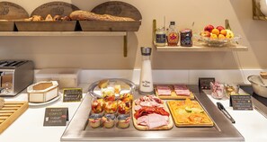 A breakfast buffet with various food items and condiments. - Sure Hotel by Best Western Saint-Quentin Ouest Le pot d'étain (Holnon)