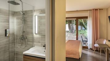 Een bureau, een strijkplank/strijkijzer, gratis wifi, beddengoed