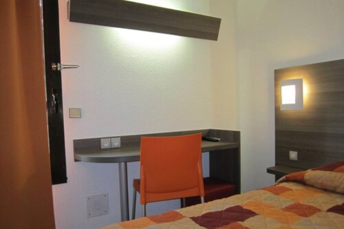 Escritorio, wifi gratis y ropa de cama 