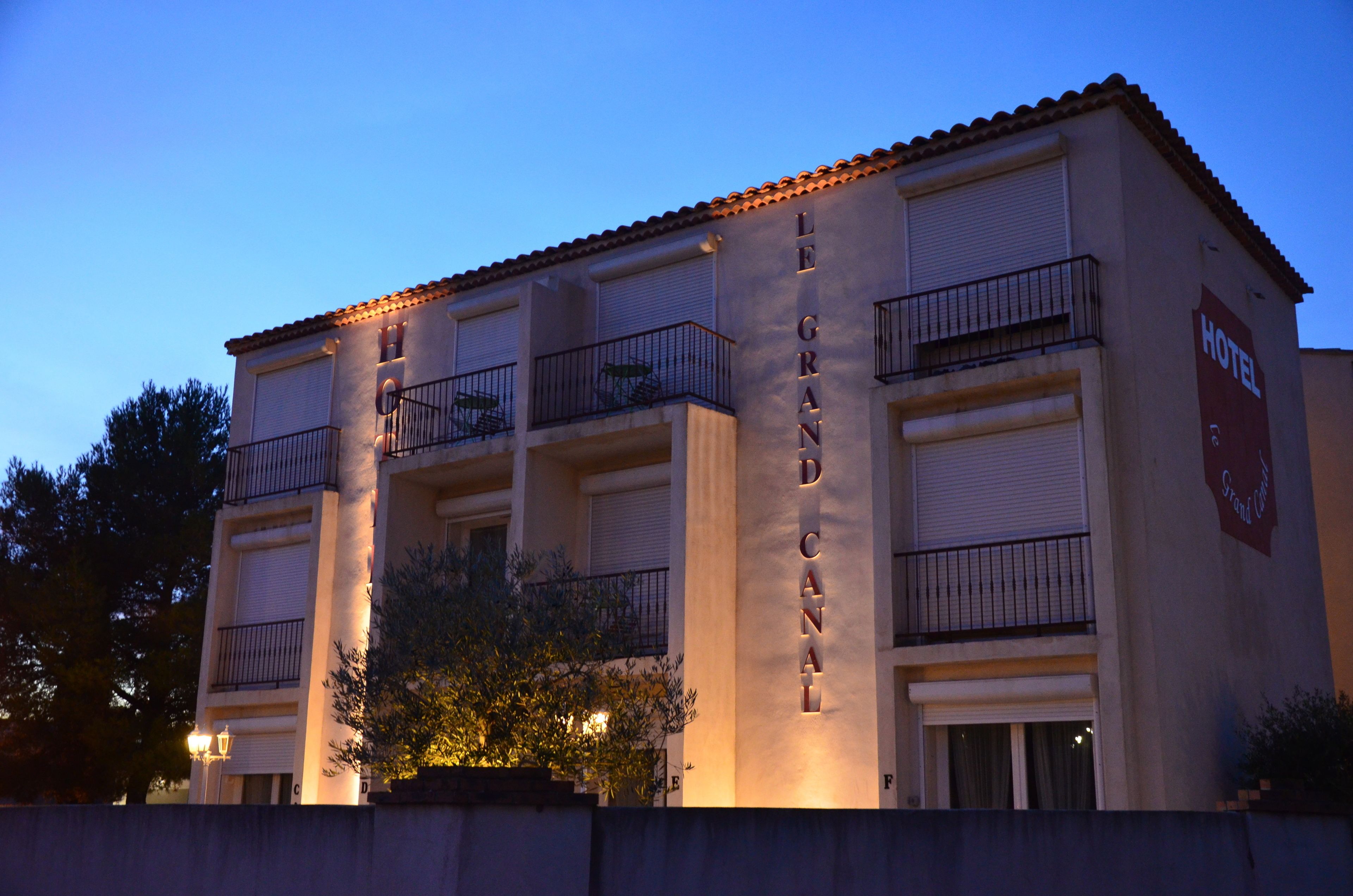 Fassade der Unterkunft – Abend/Nacht