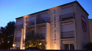 Fassade der Unterkunft – Abend/Nacht