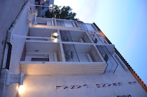 Fassade der Unterkunft – Abend/Nacht
