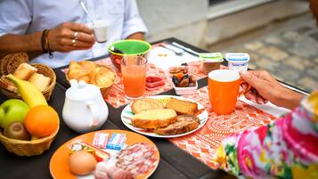 Une table de petit-déjeuner avec divers aliments et boissons.