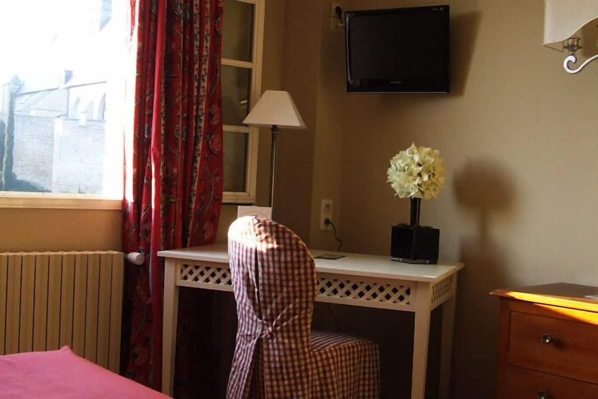 Een bureau, gratis babybedden, extra bedden, gratis wifi