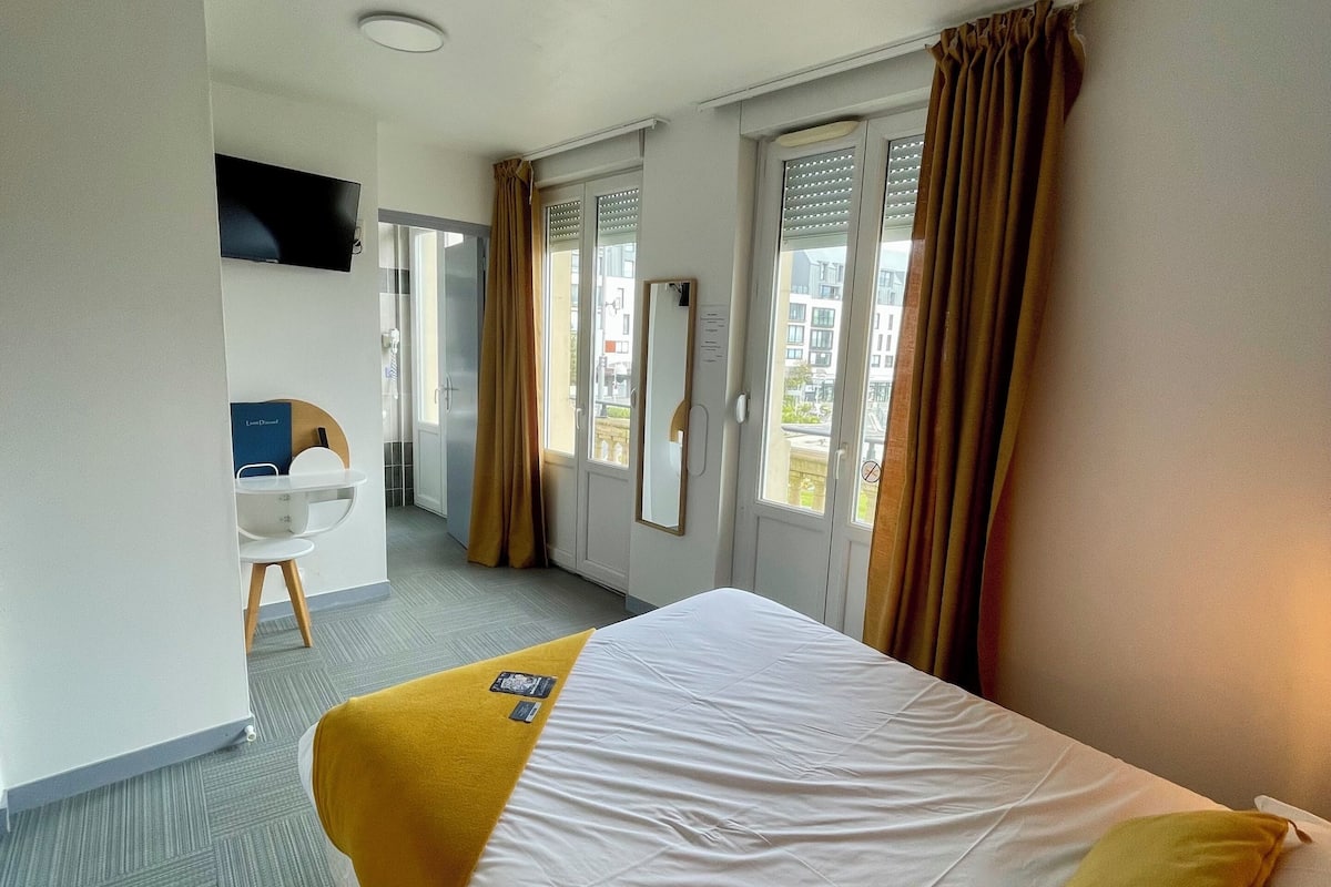 Kamar Double Standar, 1 Tempat Tidur Queen, balkon | Tempat tidur Select Comfort, kedap suara, dan didekorasi berbeda-beda