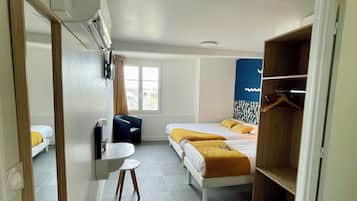 Chambre Triple Standard, plusieurs lits | Matelas Select Comfort, décoration personnalisée