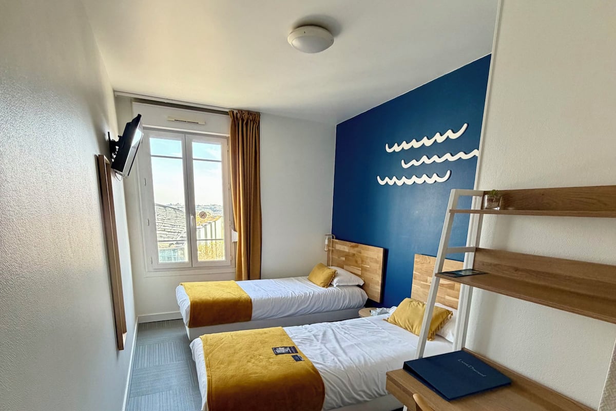Kamar Twin | Tempat tidur Select Comfort, kedap suara, dan didekorasi berbeda-beda