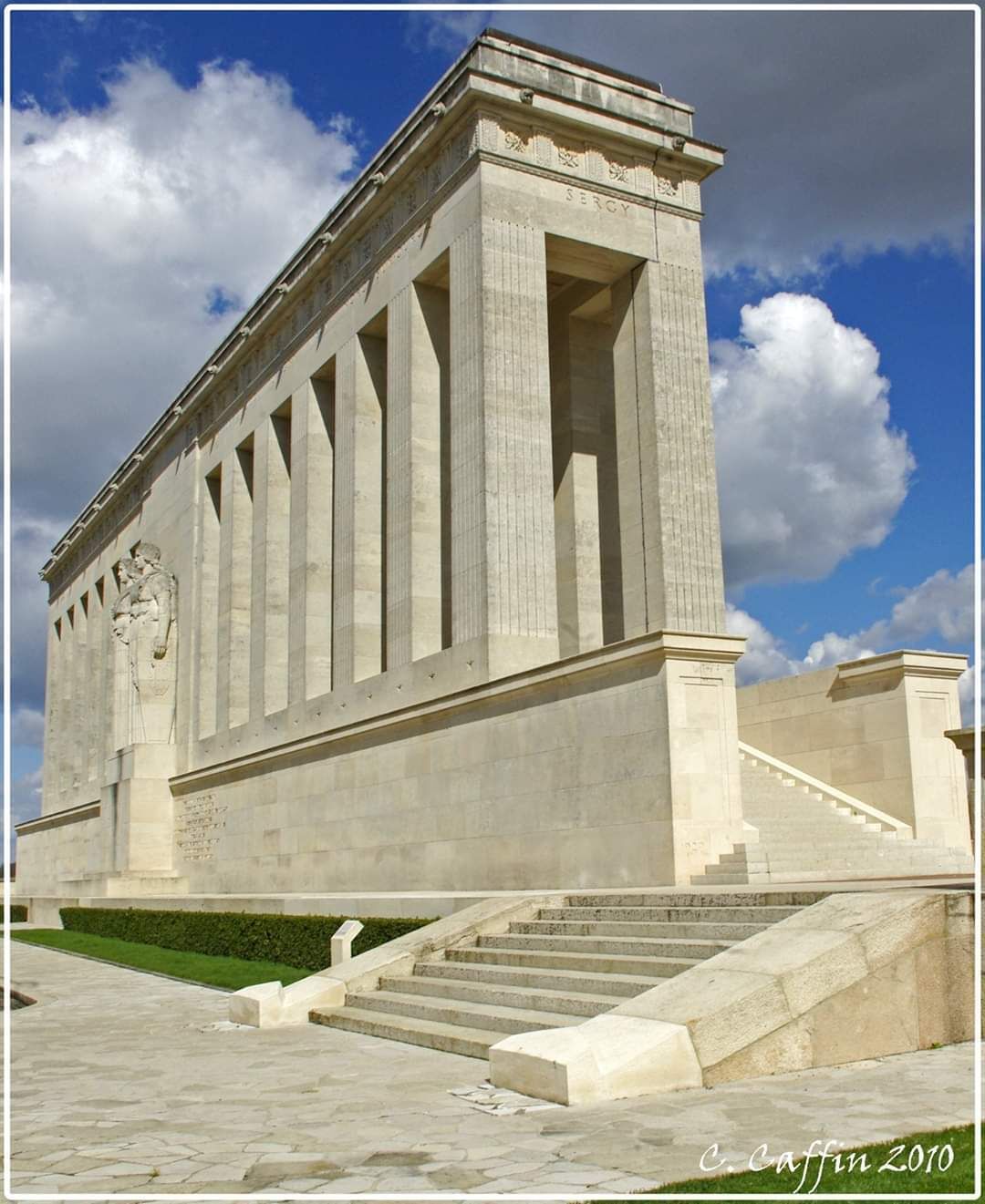 Un edificio grande de estilo clásico con una imponente escalera que conduce a una entrada principal.