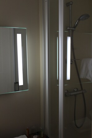 Badkamer met douche