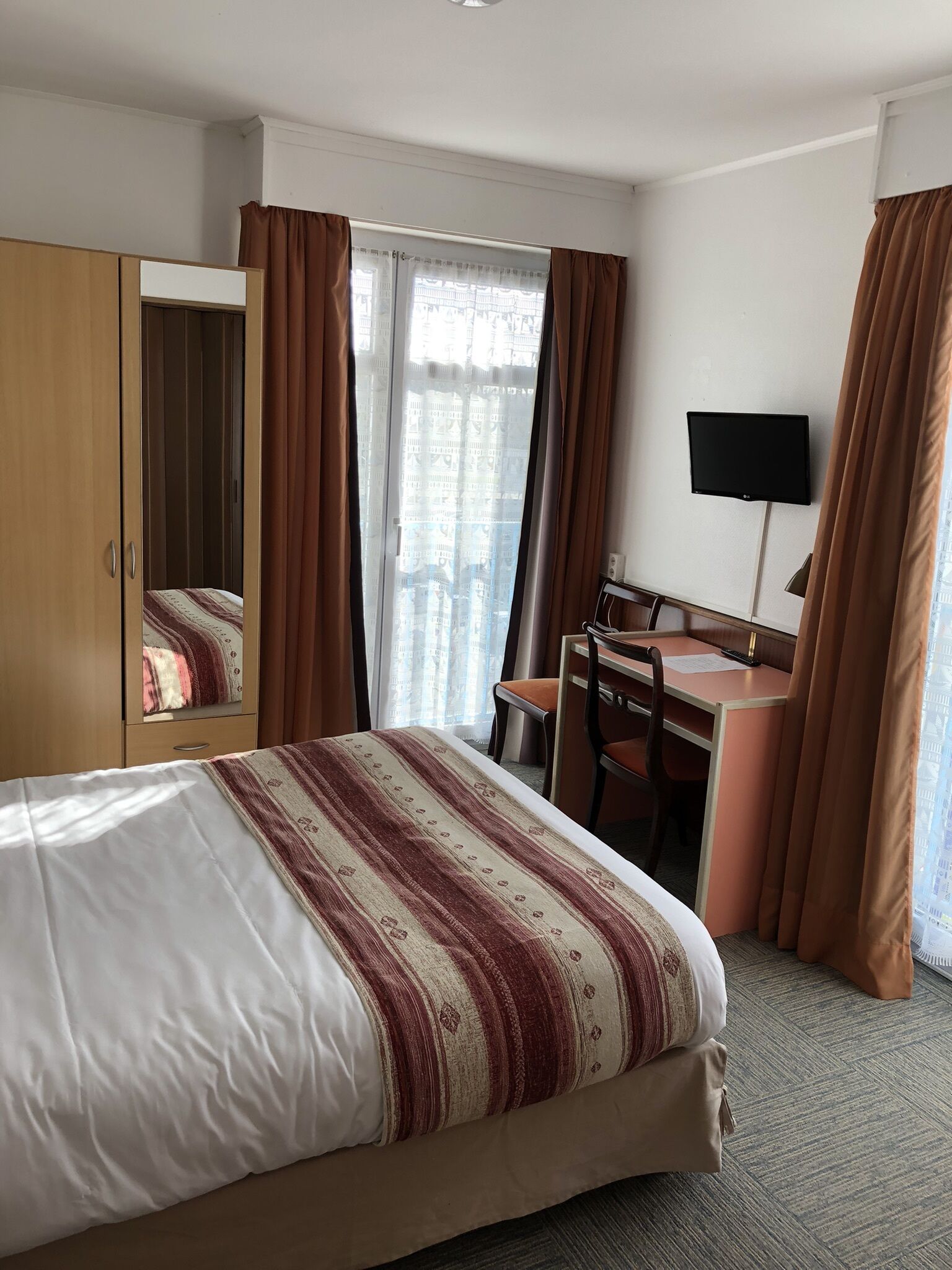 single room | blackout curtains, iron/ironing board, free wifi, bed sheets