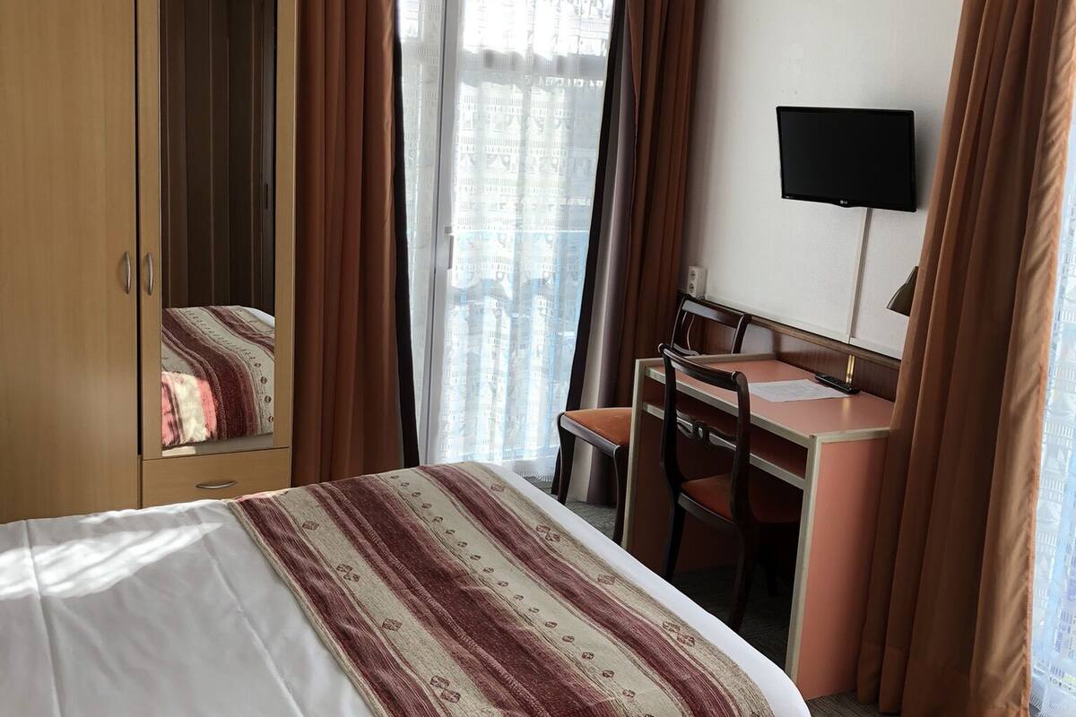 single room | blackout curtains, iron/ironing board, free wifi, bed sheets