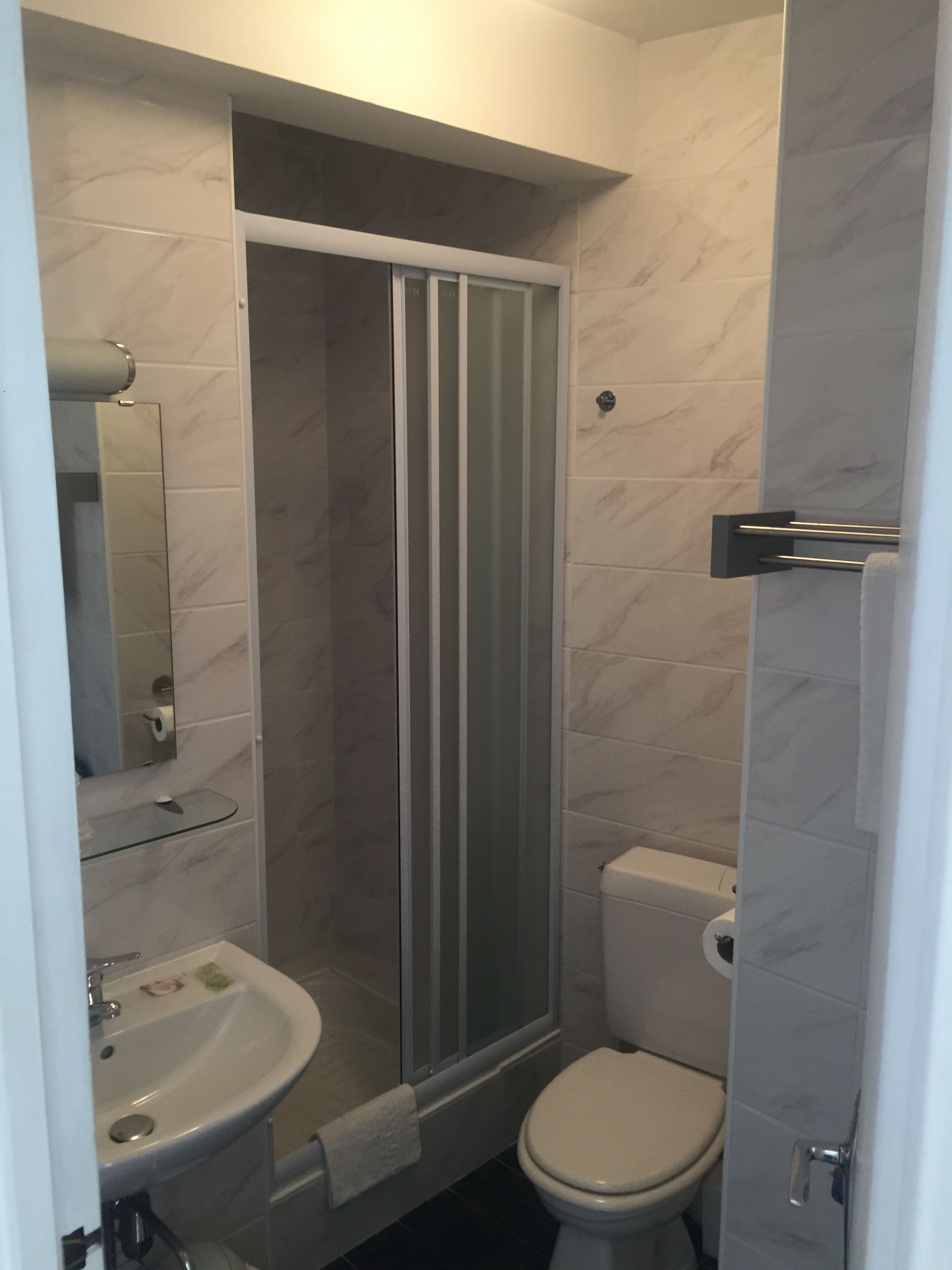 combined shower/bathtub, hair dryer, towels