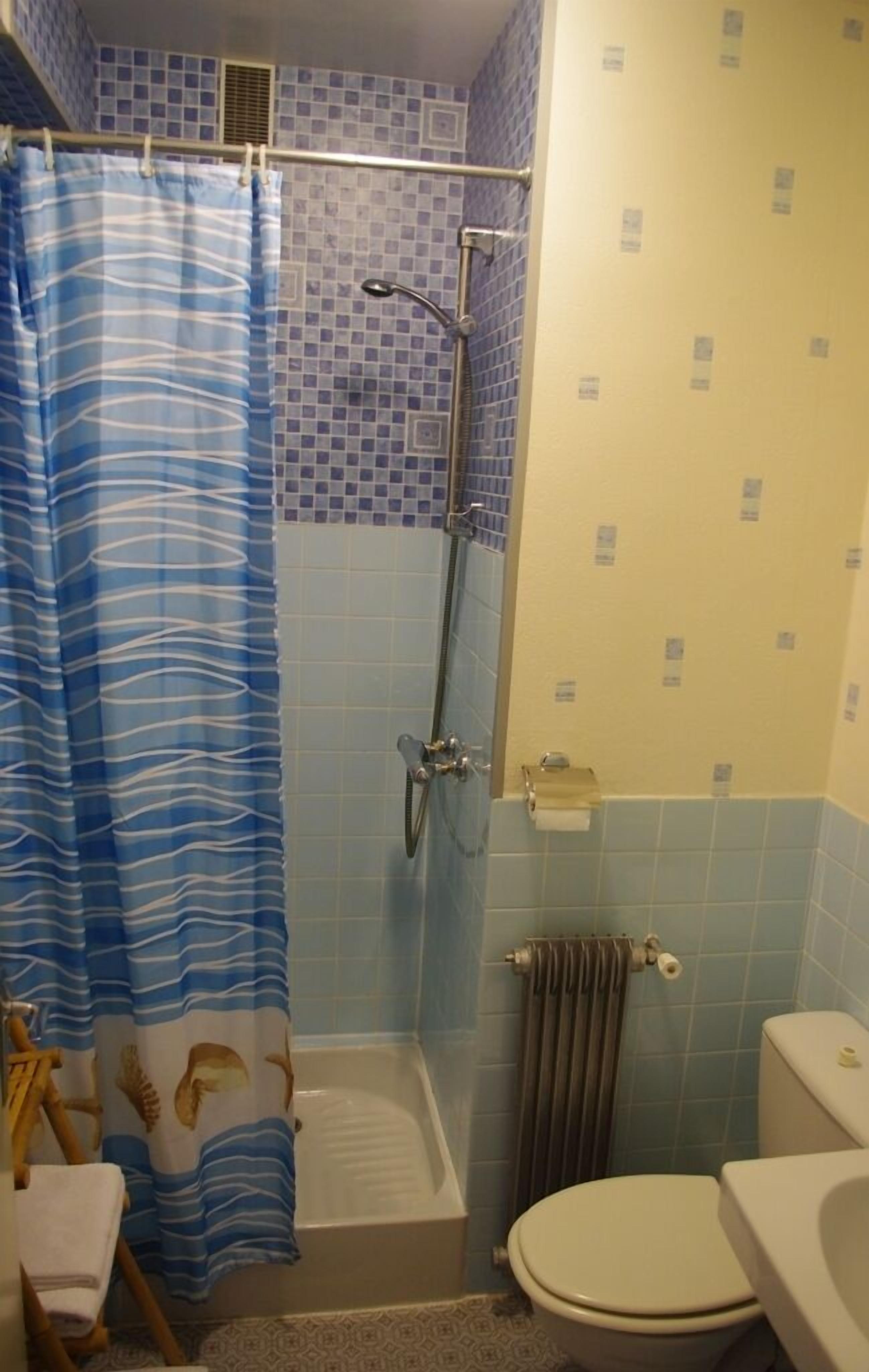 triple room | bathroom | combined shower/bathtub, hair dryer, towels