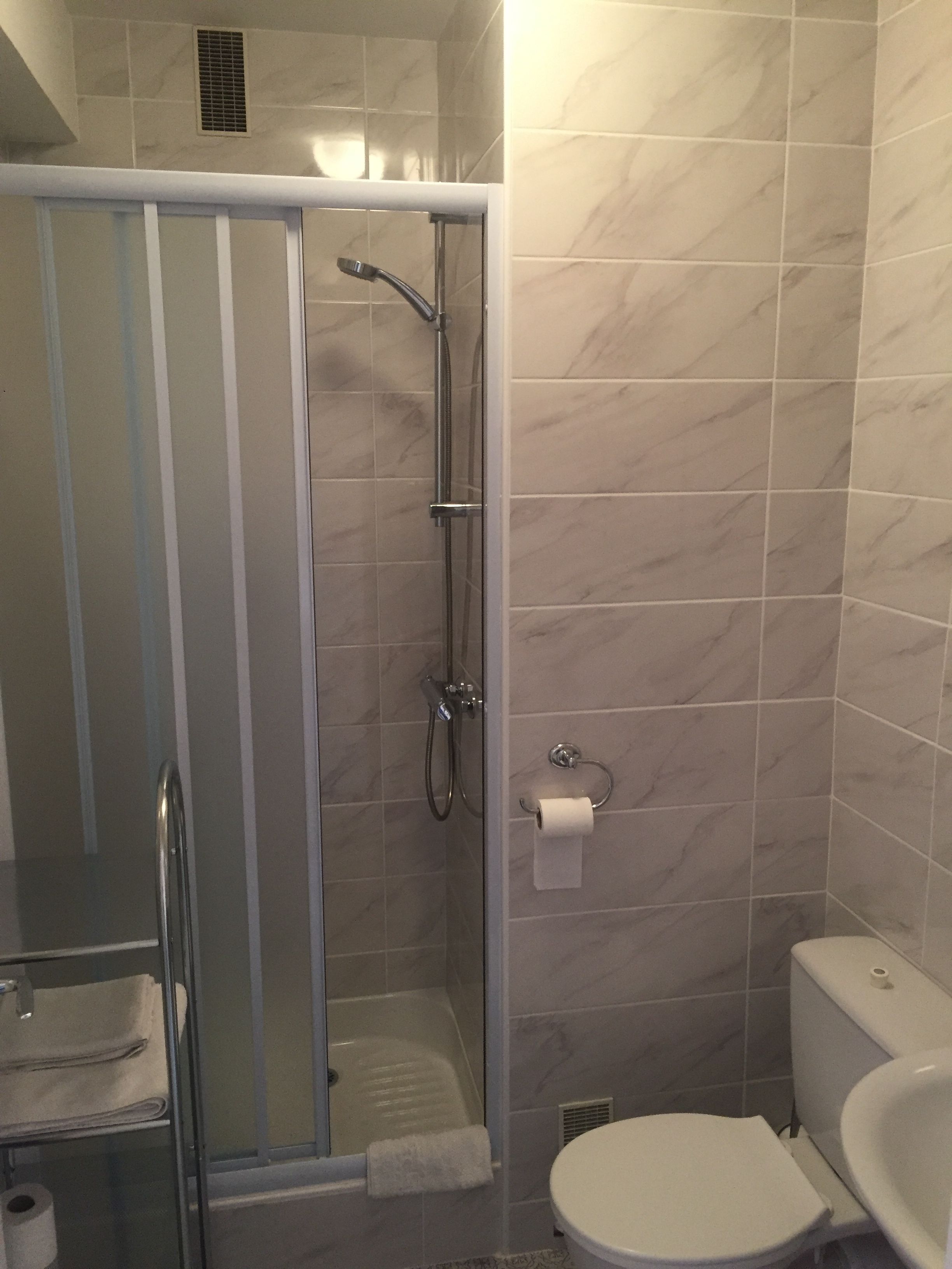 triple room | bathroom | combined shower/bathtub, hair dryer, towels
