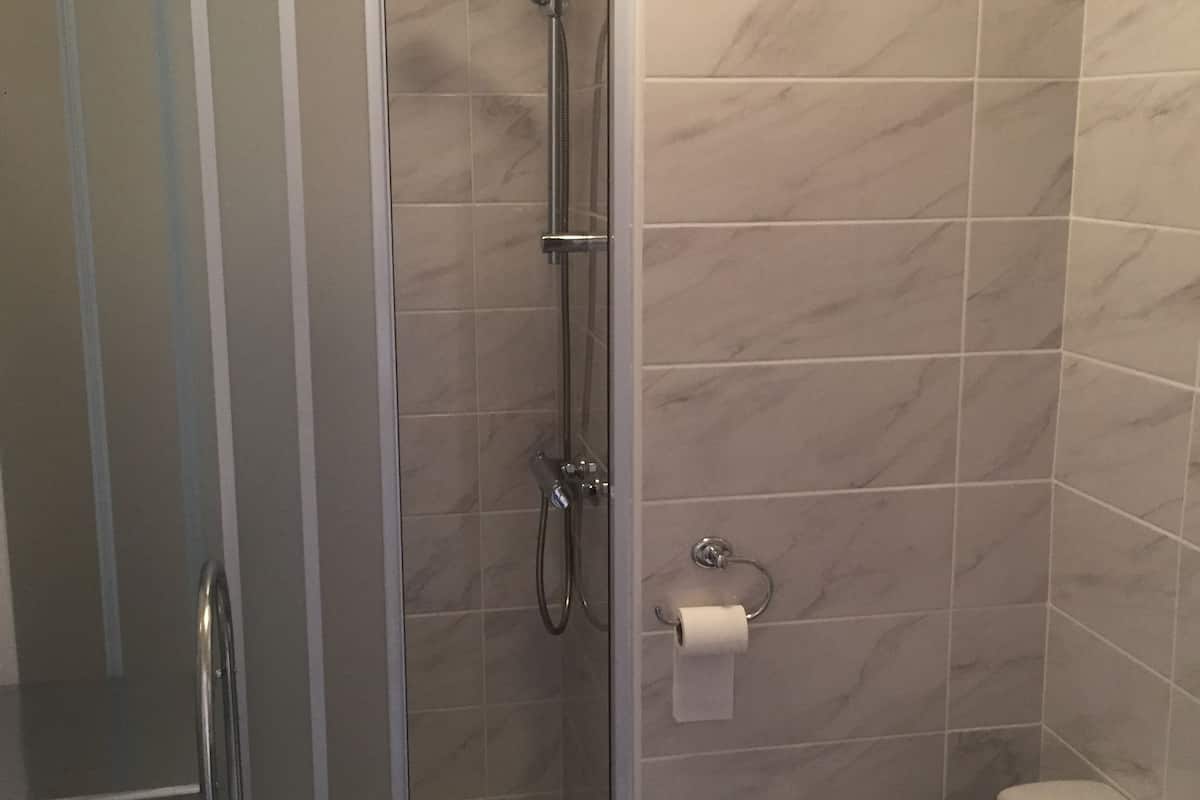 triple room | bathroom | combined shower/bathtub, hair dryer, towels