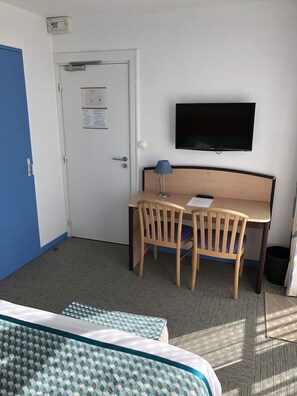 Exclusive Double Room | Blackout curtains, iron/ironing board, free WiFi, bed sheets - Hôtel Le France (Redon)