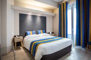 Quarto superior, 1 cama Queen, para não fumantes | Cofres nos quartos, escrivaninha, espaço de trabalho para notebook