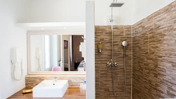 Articles de toilette gratuits, sĂšche-cheveux, serviettes fournies, savon
