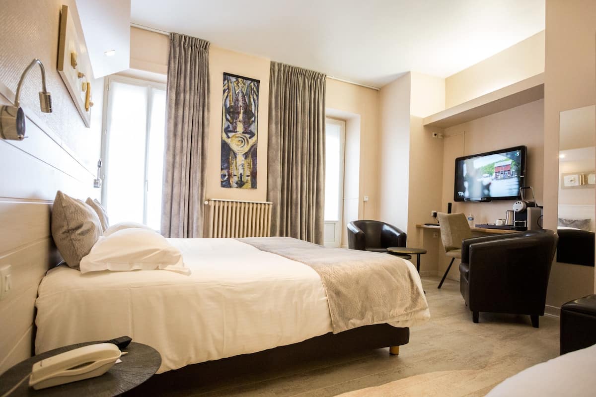 deluxe room, multiple beds, non smoking | in-room safe, individually decorated, individually furnished, desk